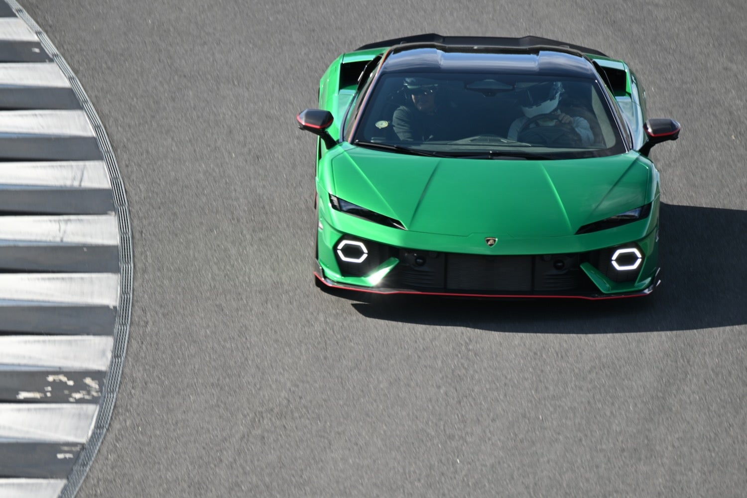 複雑なコースレイアウトを誇るMAGARIGAWAを走るテメラリオの軽量版「アレジェリータ・パッケージ」。