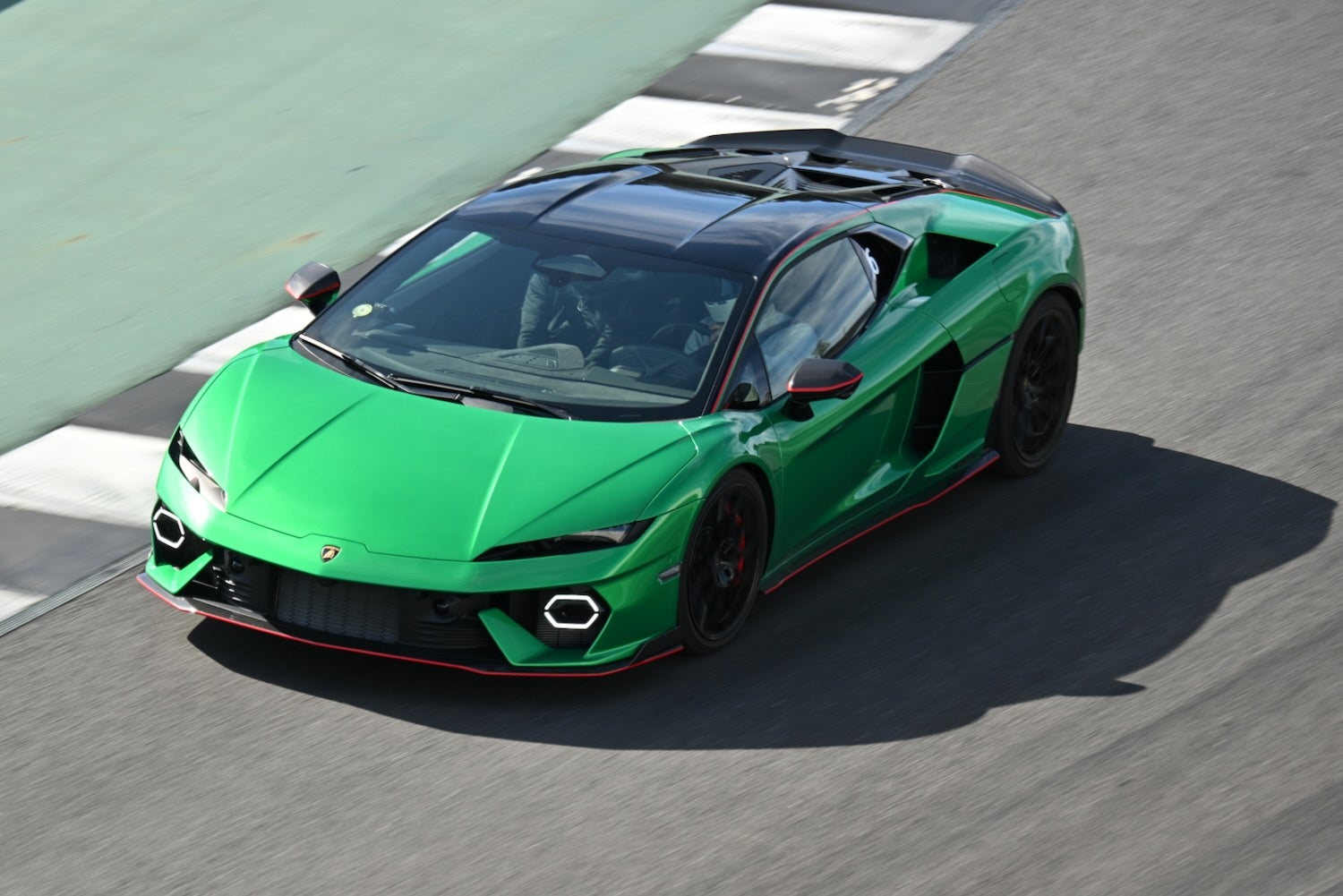 複雑なコースレイアウトを誇るMAGARIGAWAを走るテメラリオの軽量版「アレジェリータ・パッケージ」。