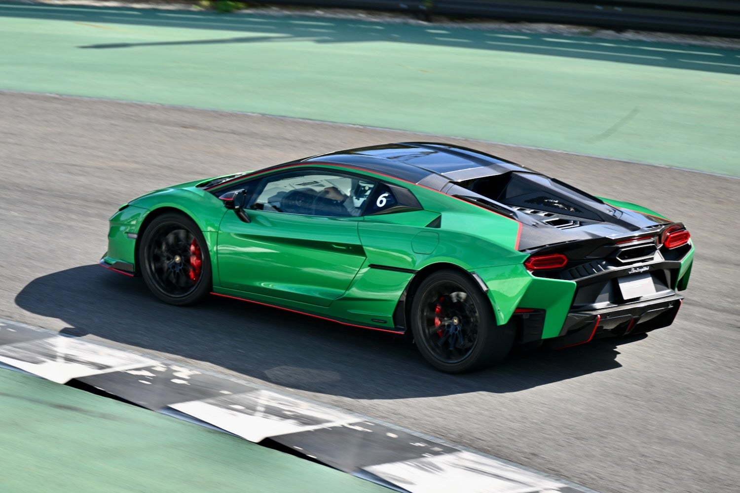 複雑なコースレイアウトを誇るMAGARIGAWAを走るテメラリオの軽量版「アレジェリータ・パッケージ」。