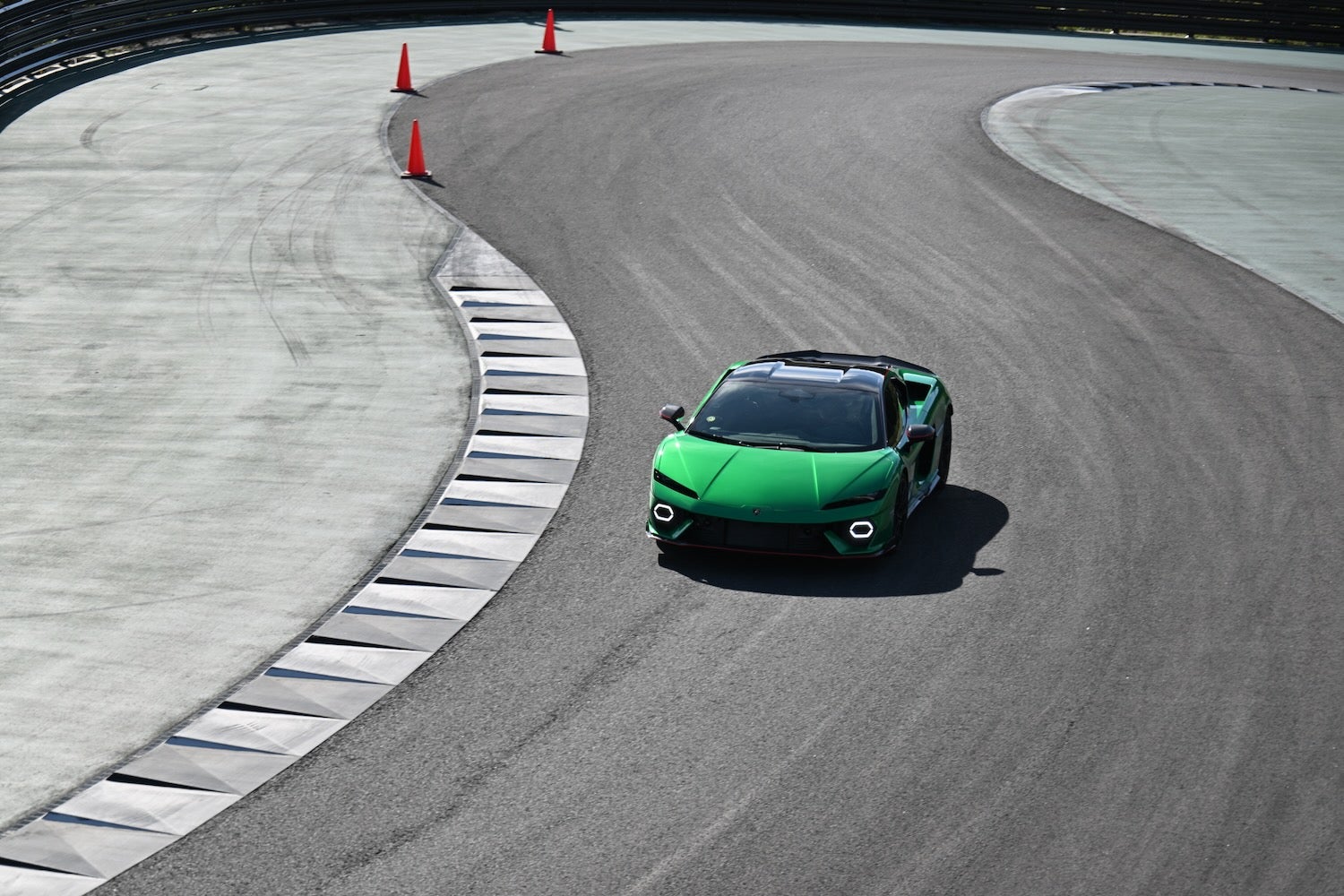 複雑なコースレイアウトを誇るMAGARIGAWAを走るテメラリオの軽量版「アレジェリータ・パッケージ」。