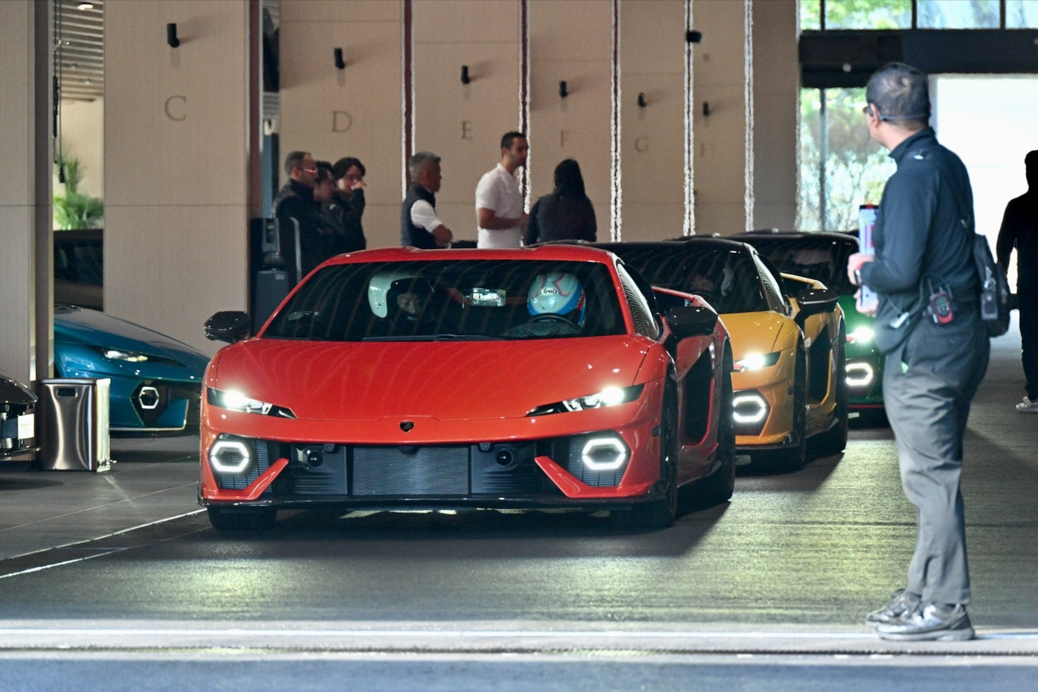 ピットレーンでスタートを待つテメラリオ各車。