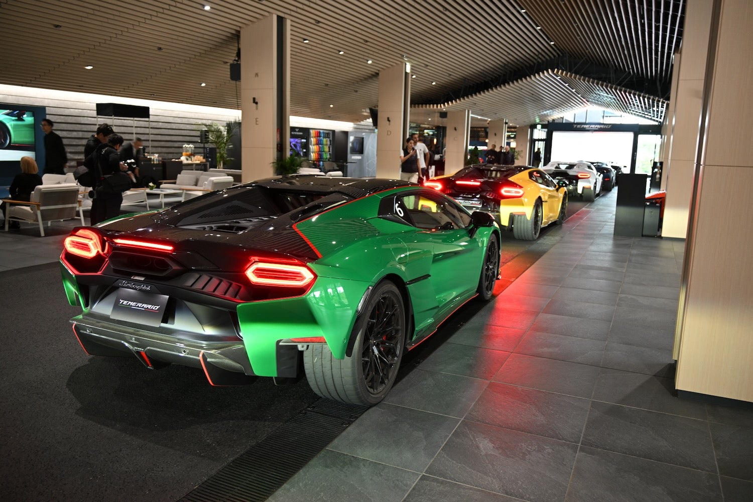 ピットレーンでスタートを待つテメラリオ各車。