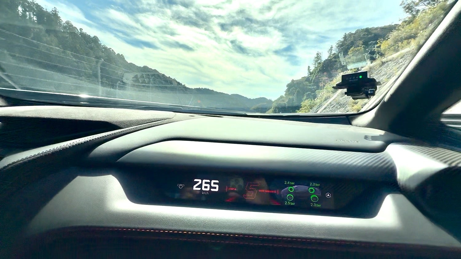 ストレートのブレーキングポイントで助手席前のモニターに表された265km/hの車速。