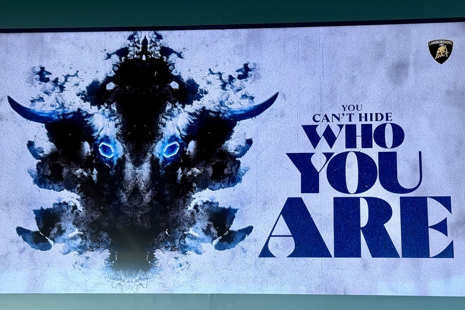 テメラリオの証である六角形の目をもつ闘牛。イタリア語では勇敢さを意味する。