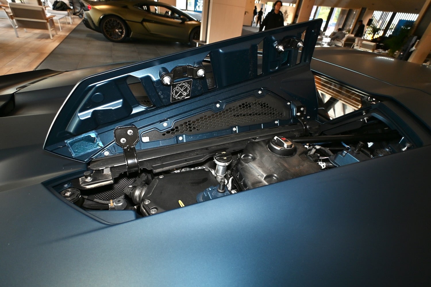 スカベンジングオイルポンプなどがある右側カバーだけが開く。