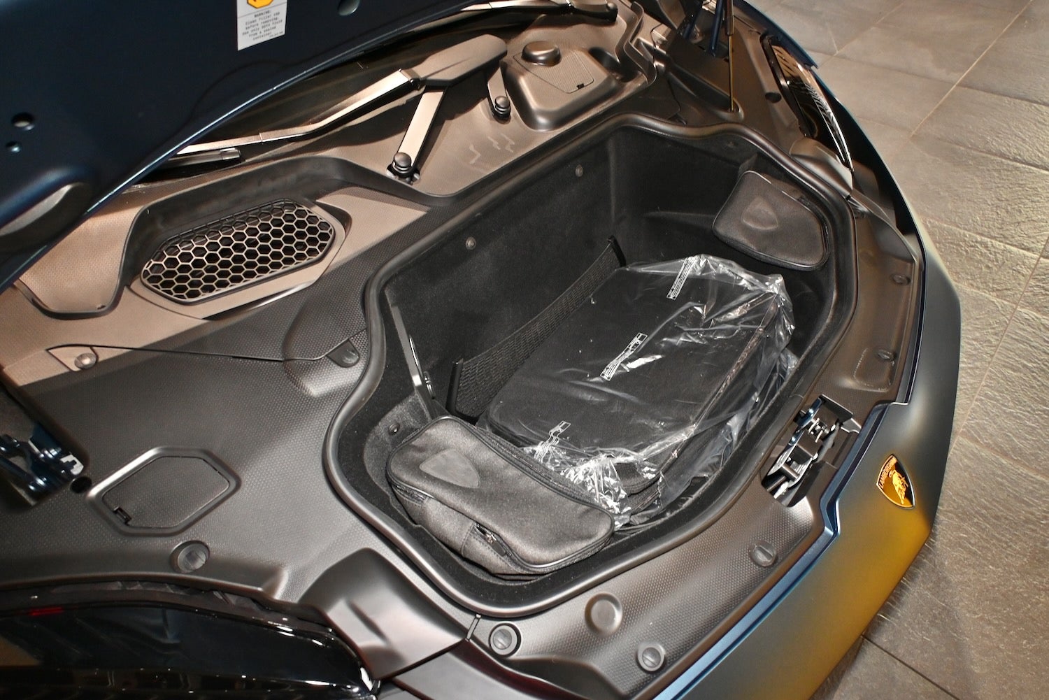 112リットルの容量を誇るフロントボンネット下のロードコンパートメントには、キャビントロリー2個が入る。