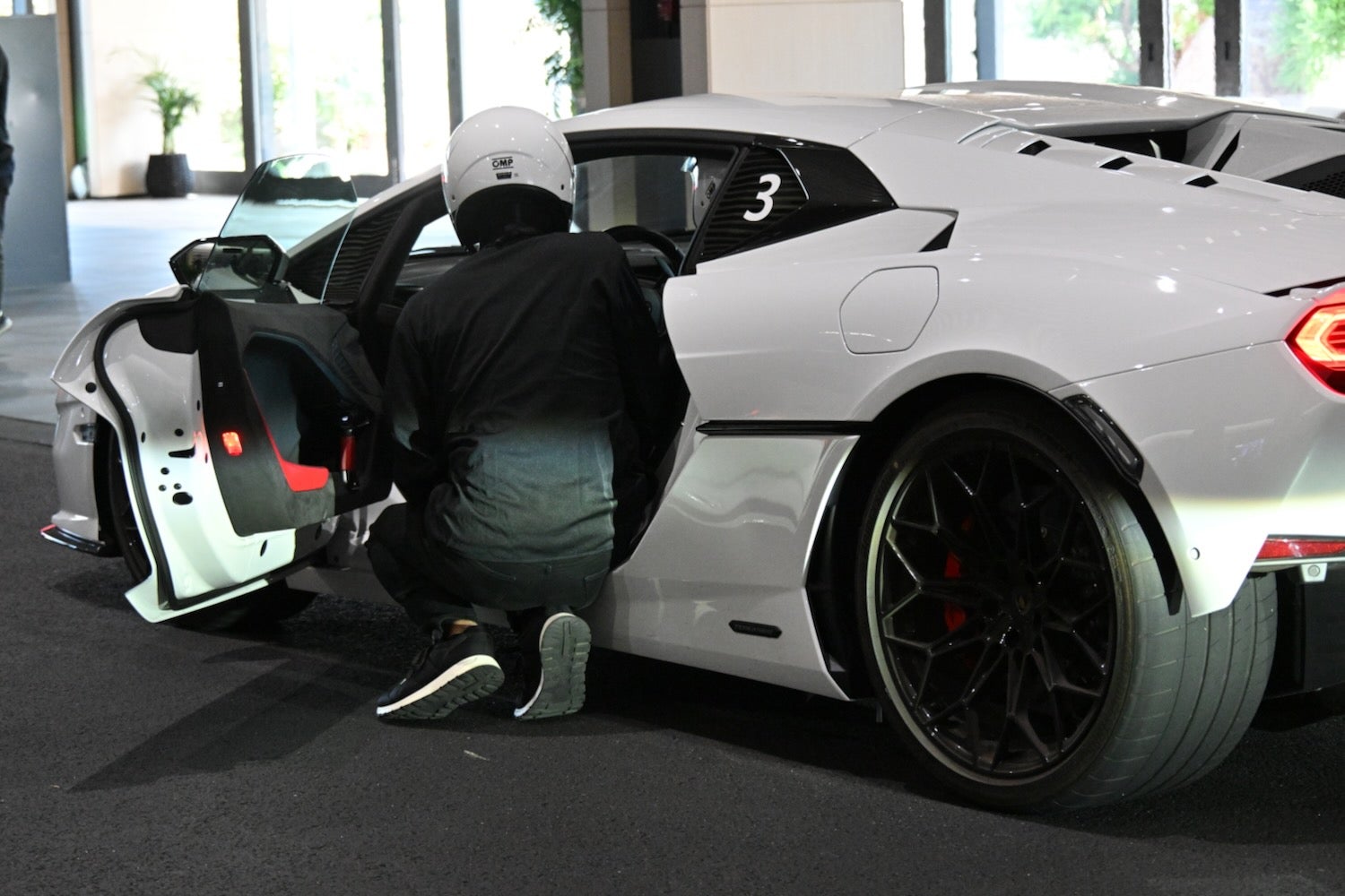 スタート前のテメラリオをチェック。リアの太いBSポテンザ・スポーツは、まるでスーパーバイクのように丸見えだ。