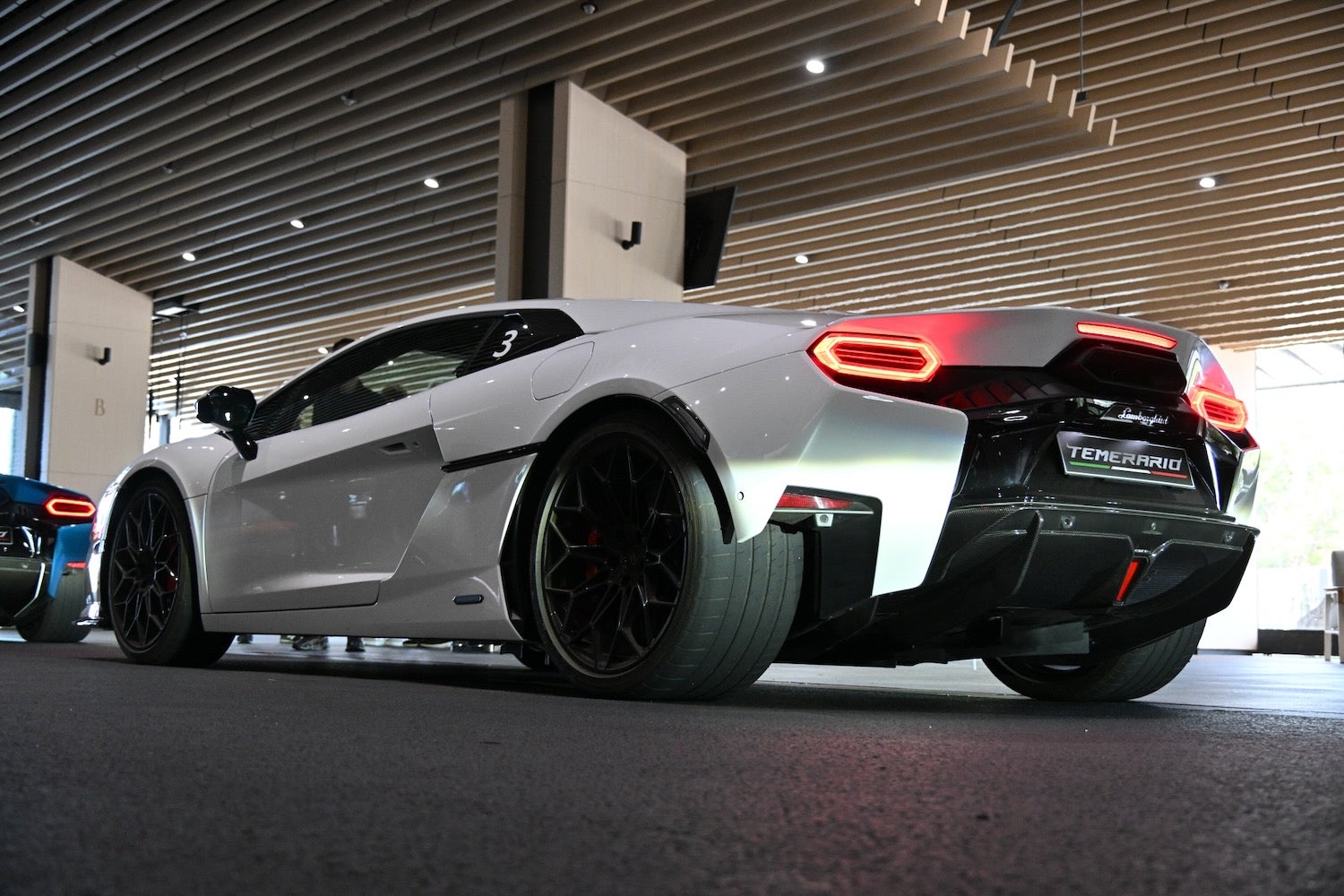 スタート前のテメラリオをチェック。リアの太いBSポテンザ・スポーツは、まるでスーパーバイクのように丸見えだ。