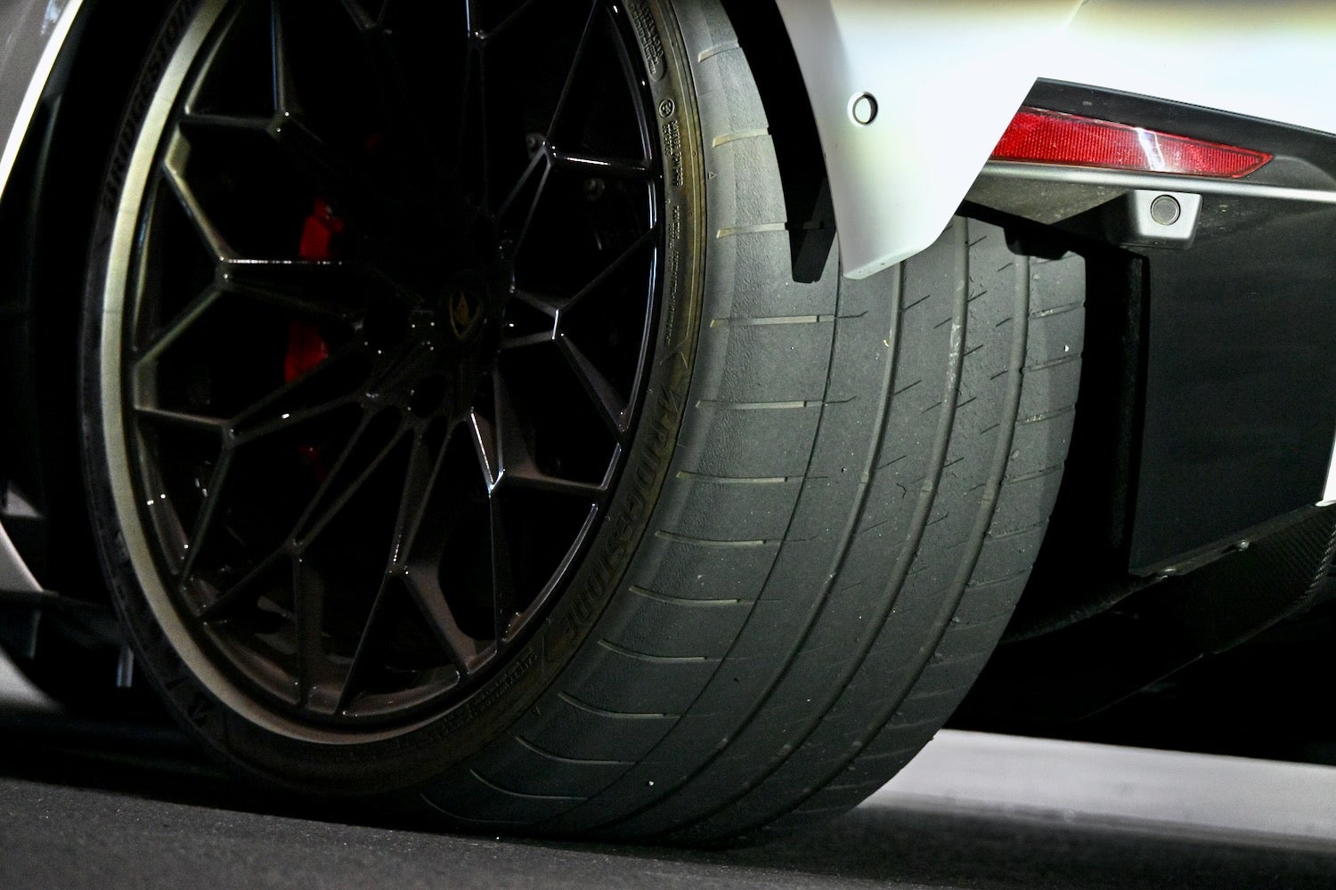 スタート前のテメラリオをチェック。リアの太いBSポテンザ・スポーツは、まるでスーパーバイクのように丸見えだ。