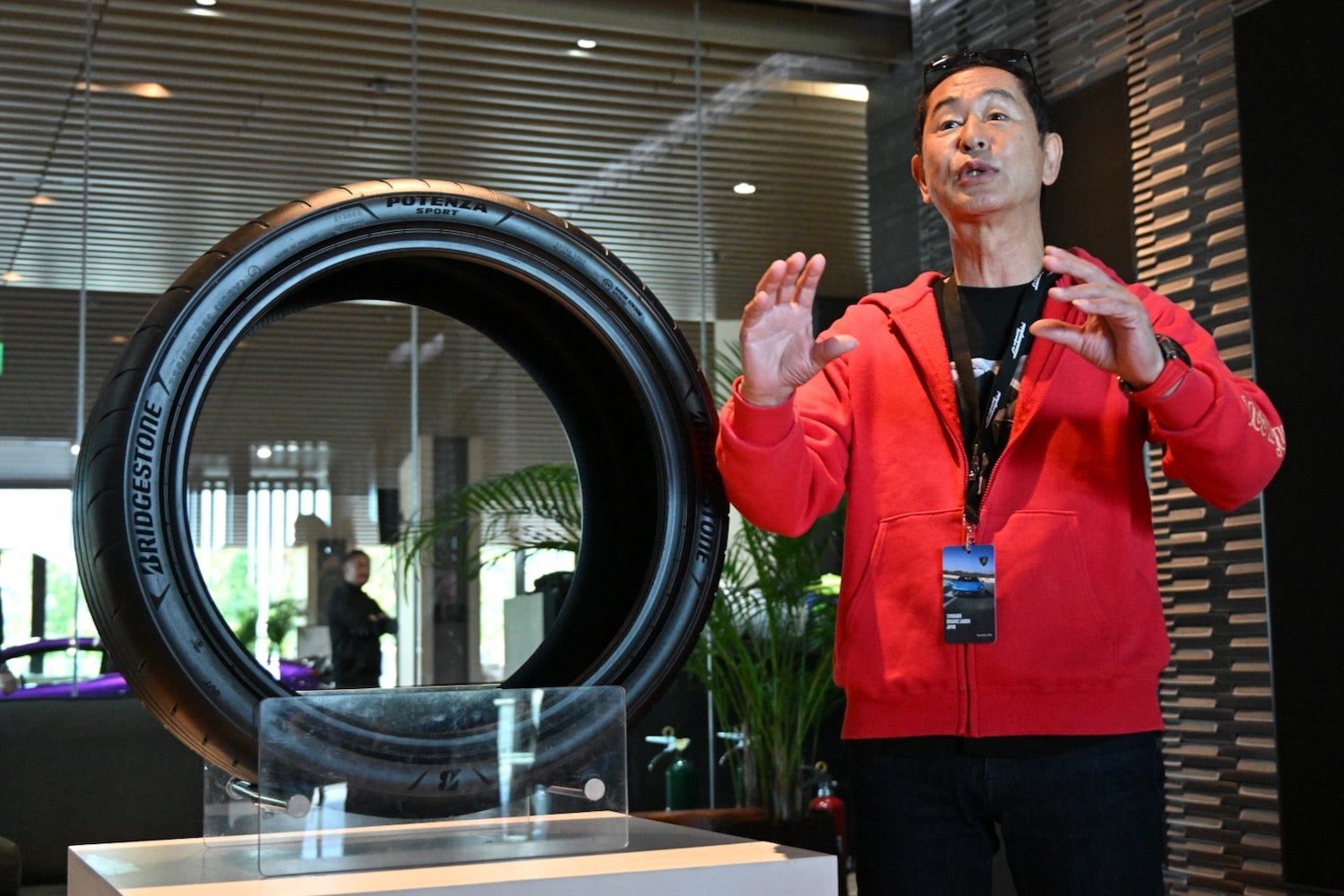 「タイヤとサスペンションが同じように動く」と、専用開発されたBSポテンザの高性能ぶりを語るプロドライバーの土屋圭一氏。