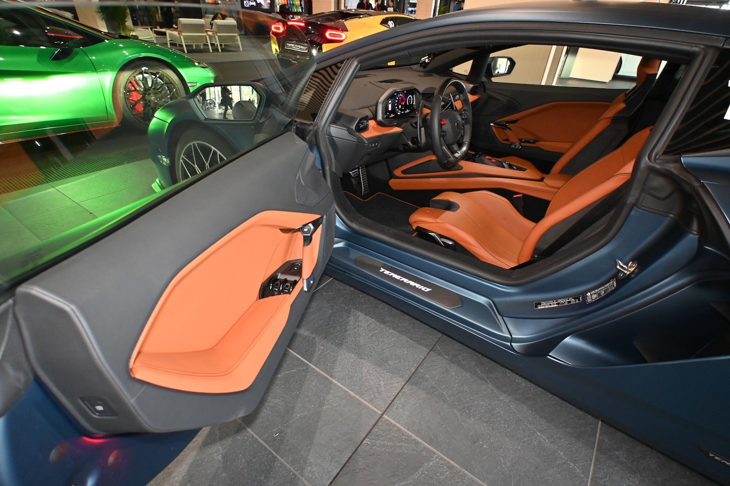 テメラリオのインテリア。ジェット機風のスターターボタンや、大きなペダル類はお約束。ヘルメット装着でもルーフに干渉しないハイトを確保している。