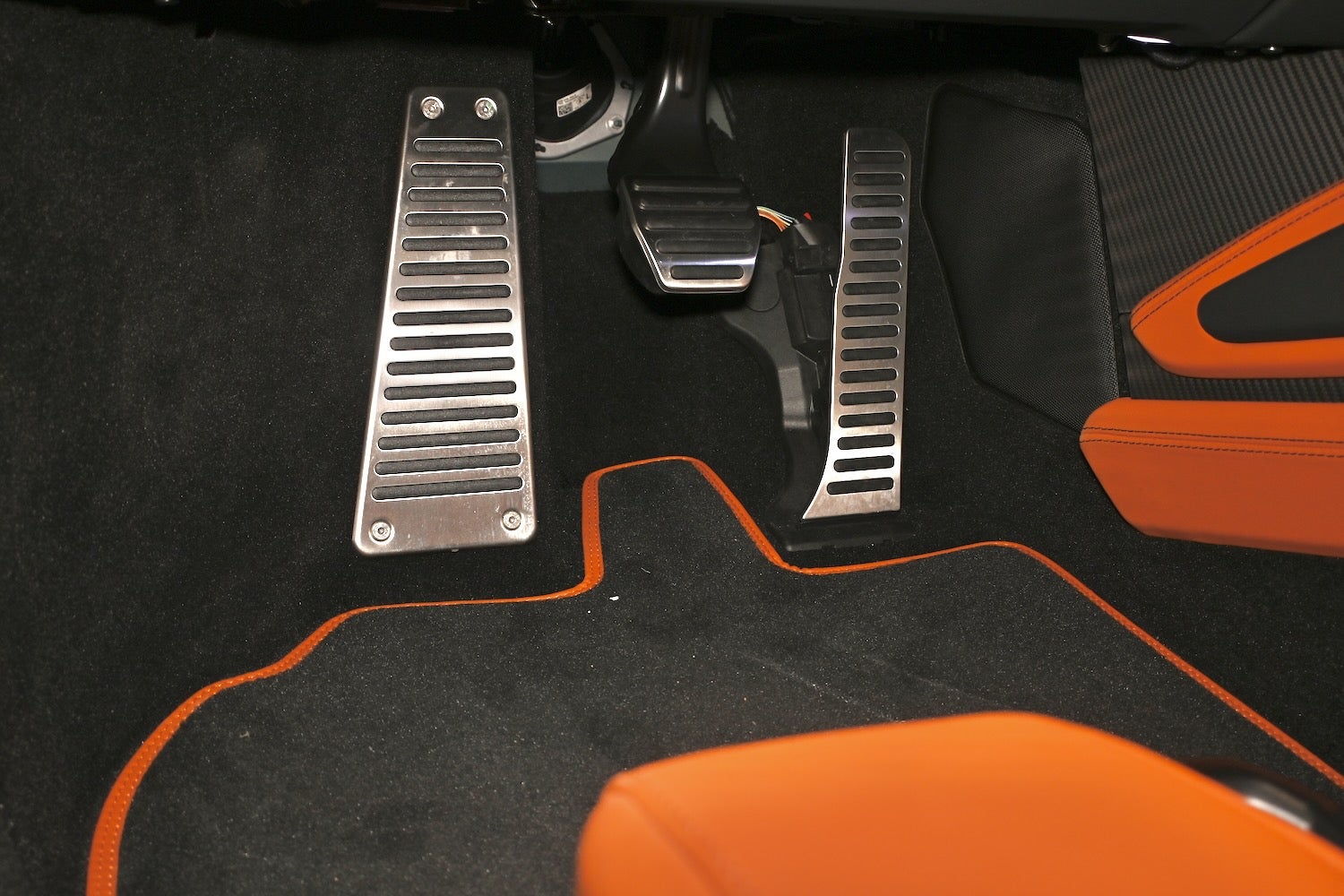 テメラリオのインテリア。ジェット機風のスターターボタンや、大きなペダル類はお約束。ヘルメット装着でもルーフに干渉しないハイトを確保している。