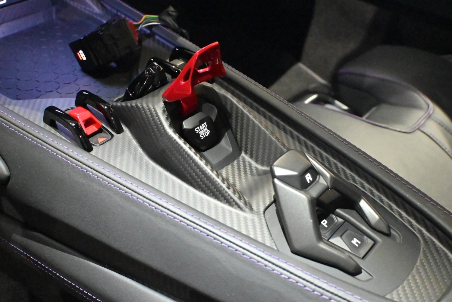 テメラリオのインテリア。ジェット機風のスターターボタンや、大きなペダル類はお約束。ヘルメット装着でもルーフに干渉しないハイトを確保している。