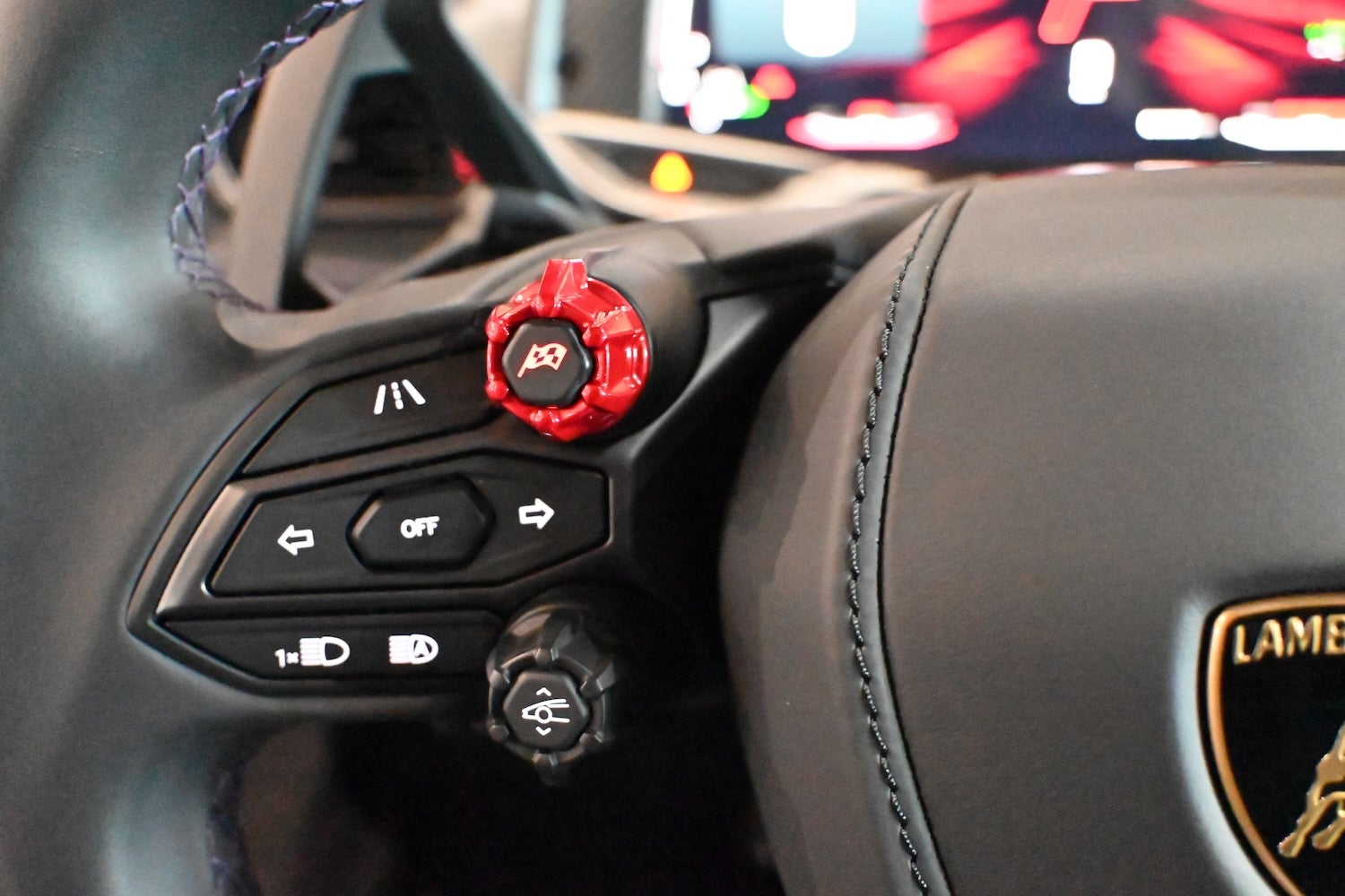 ステアリング左側の赤いダイヤルで走行モードが選択できる。走行時はスポルト（青）とコルサ（赤）モードを使用した。右のEVモードダイヤルで、チッタ（電動）モードも選べる。