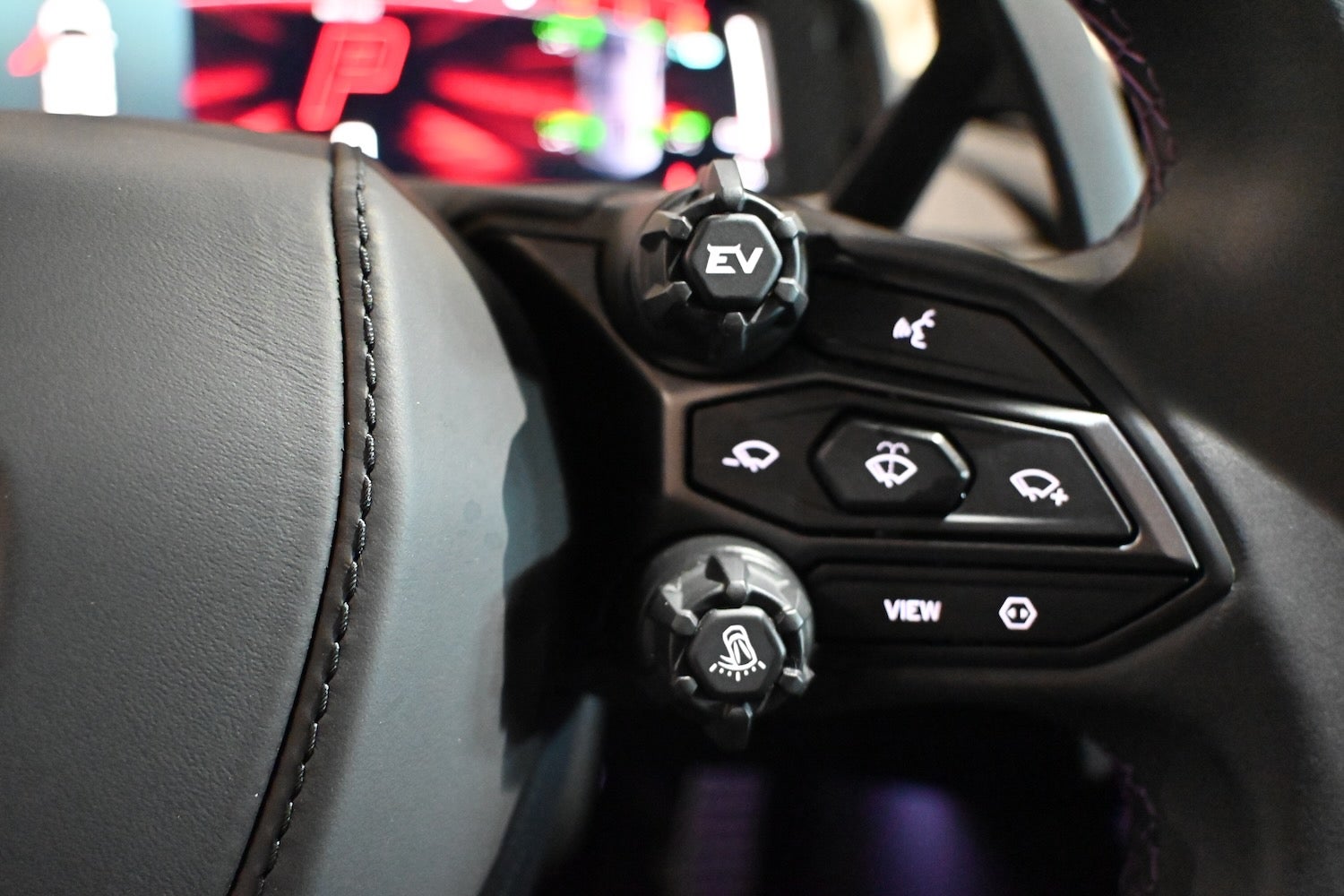 ステアリング左側の赤いダイヤルで走行モードが選択できる。走行時はスポルト（青）とコルサ（赤）モードを使用した。右のEVモードダイヤルで、チッタ（電動）モードも選べる。