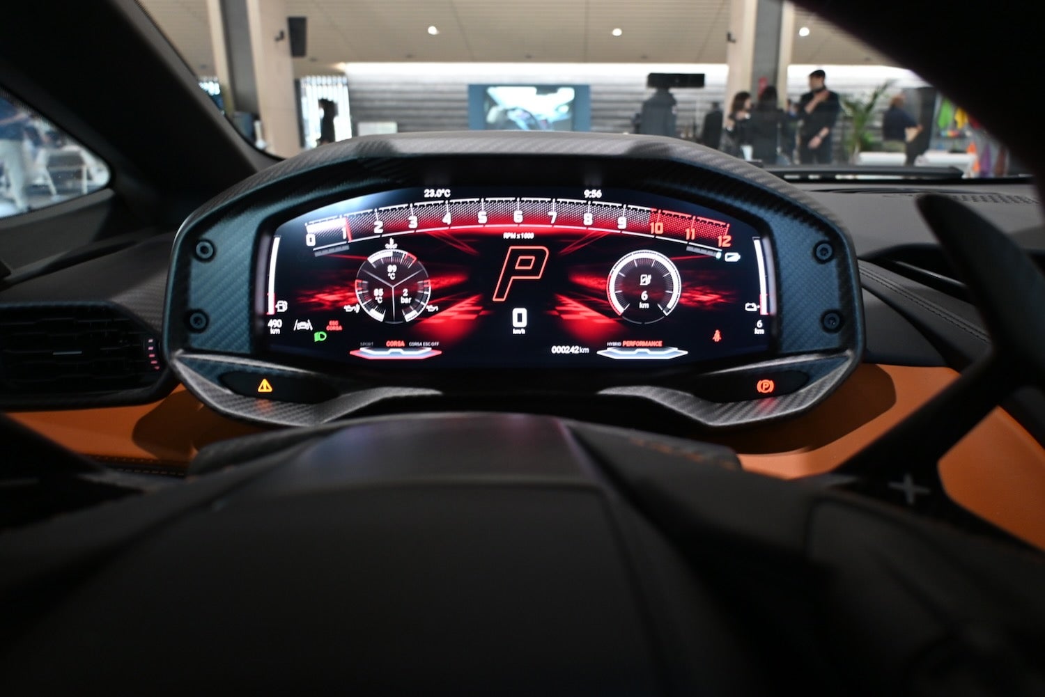 ステアリング左側の赤いダイヤルで走行モードが選択できる。走行時はスポルト（青）とコルサ（赤）モードを使用した。右のEVモードダイヤルで、チッタ（電動）モードも選べる。