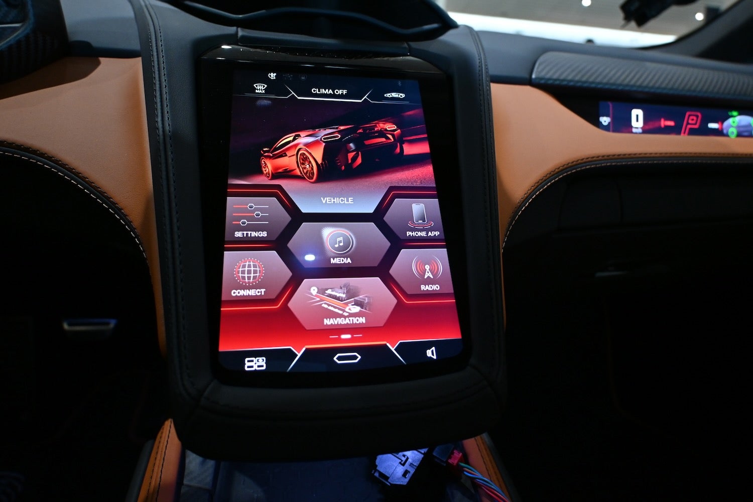 ステアリング左側の赤いダイヤルで走行モードが選択できる。走行時はスポルト（青）とコルサ（赤）モードを使用した。右のEVモードダイヤルで、チッタ（電動）モードも選べる。