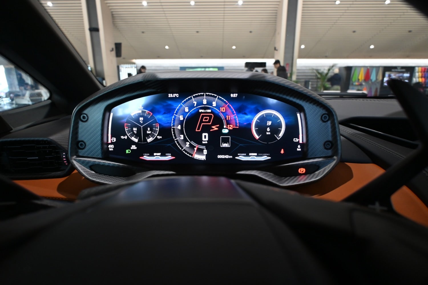 ステアリング左側の赤いダイヤルで走行モードが選択できる。走行時はスポルト（青）とコルサ（赤）モードを使用した。右のEVモードダイヤルで、チッタ（電動）モードも選べる。