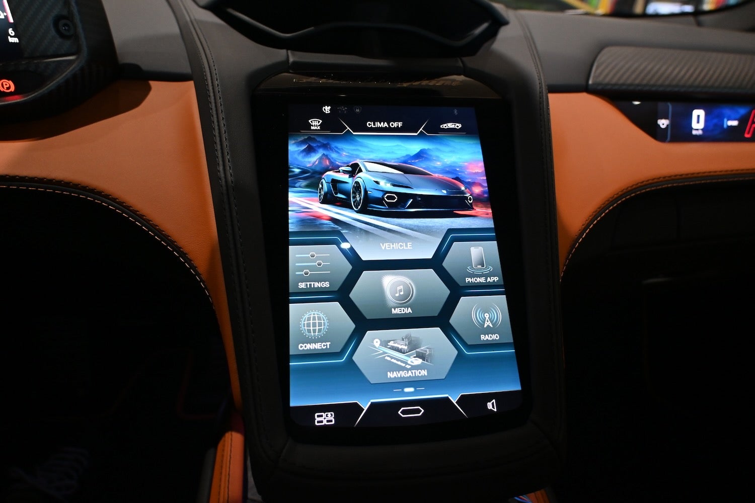 ステアリング左側の赤いダイヤルで走行モードが選択できる。走行時はスポルト（青）とコルサ（赤）モードを使用した。右のEVモードダイヤルで、チッタ（電動）モードも選べる。