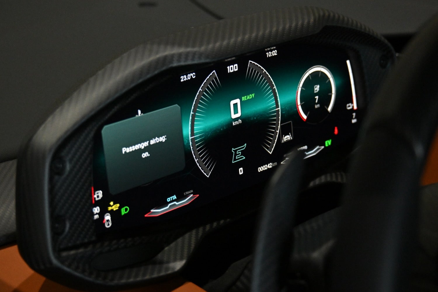 ステアリング左側の赤いダイヤルで走行モードが選択できる。走行時はスポルト（青）とコルサ（赤）モードを使用した。右のEVモードダイヤルで、チッタ（電動）モードも選べる。