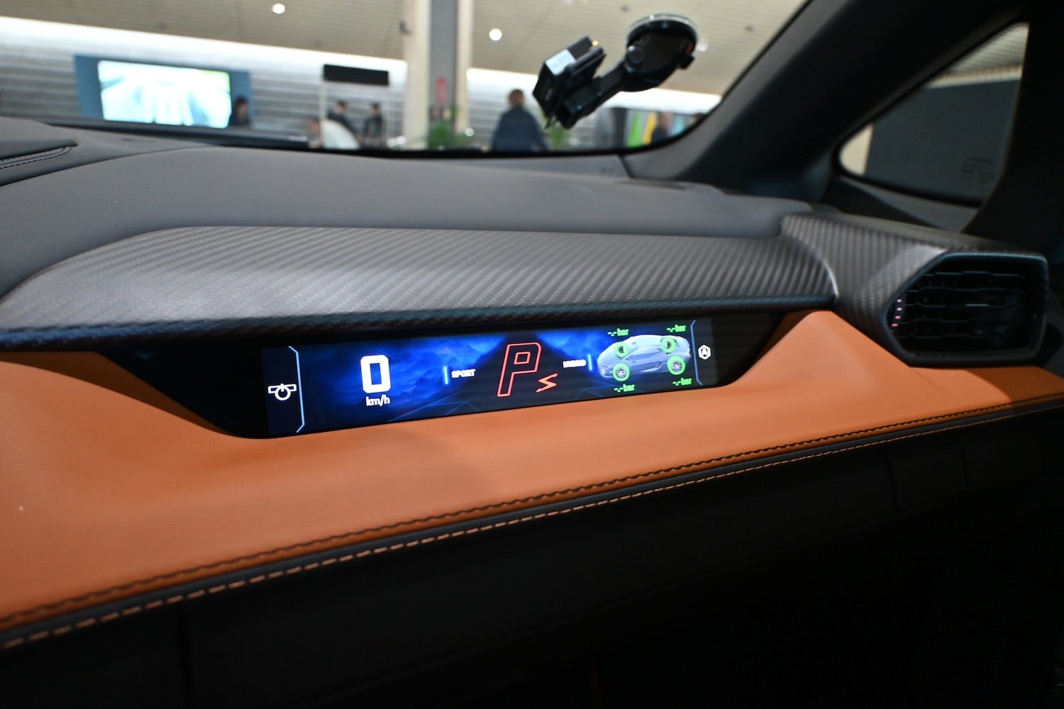 助手席前にもスクリーンが配された。