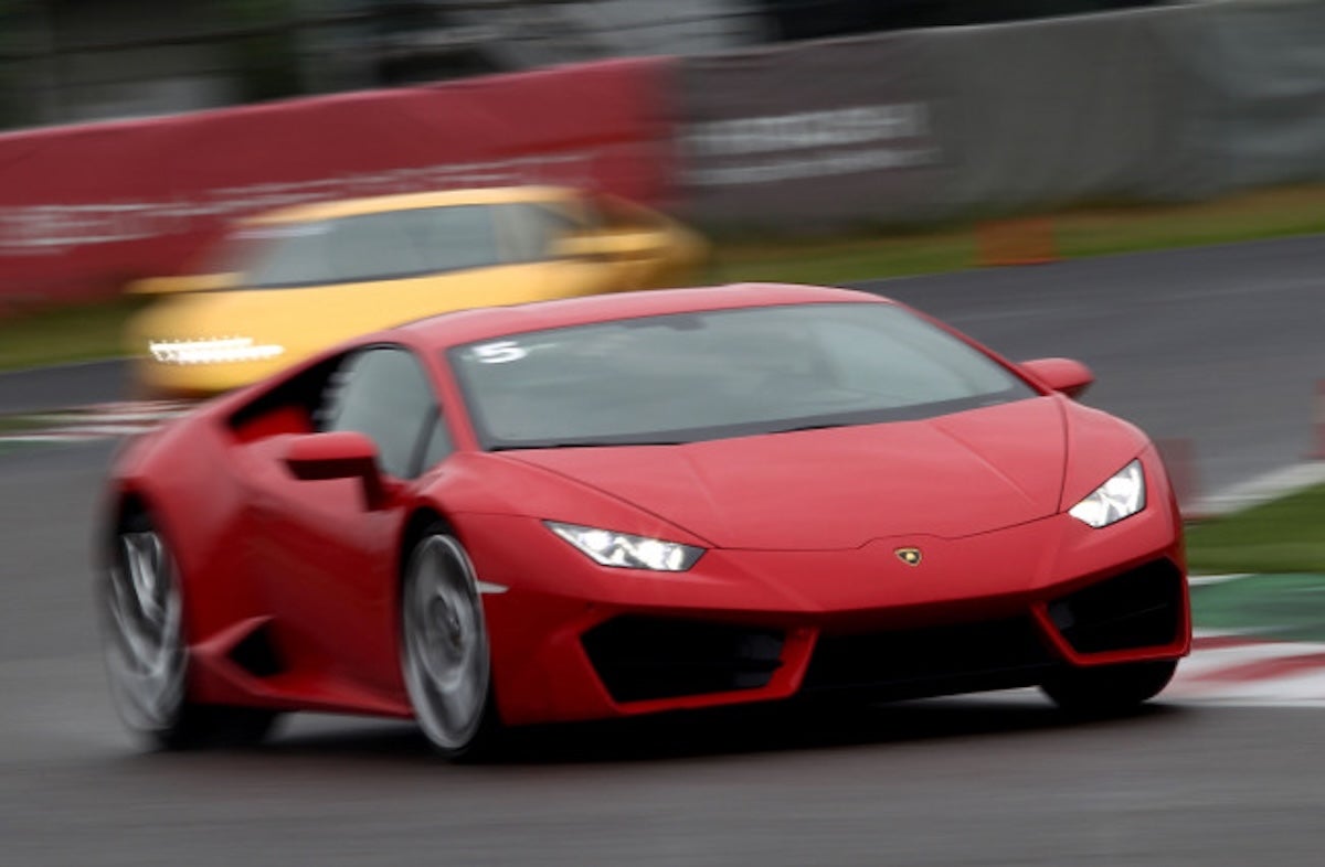 雨の鈴鹿を走る後輪駆動の580-2。