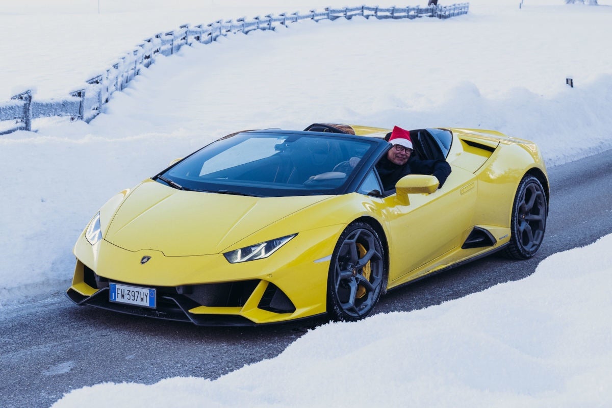 イタリアアルプスのアイスバーンを走行するオープンのウラカンEVOと、サンタ姿の筆者。