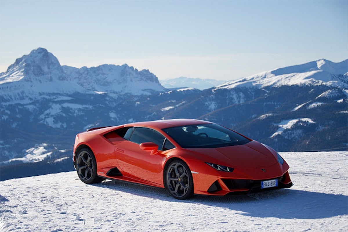 標高3000メートルを越えるアルプスのスキー場に展示されたウラカン。