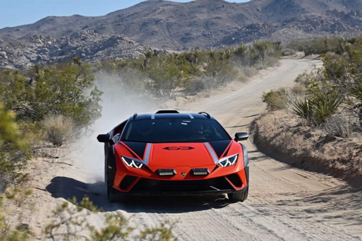 パームスプリングスの砂漠を走行するウラカン・ステラート。タイヤはBSのオフロード用デューラーだ。