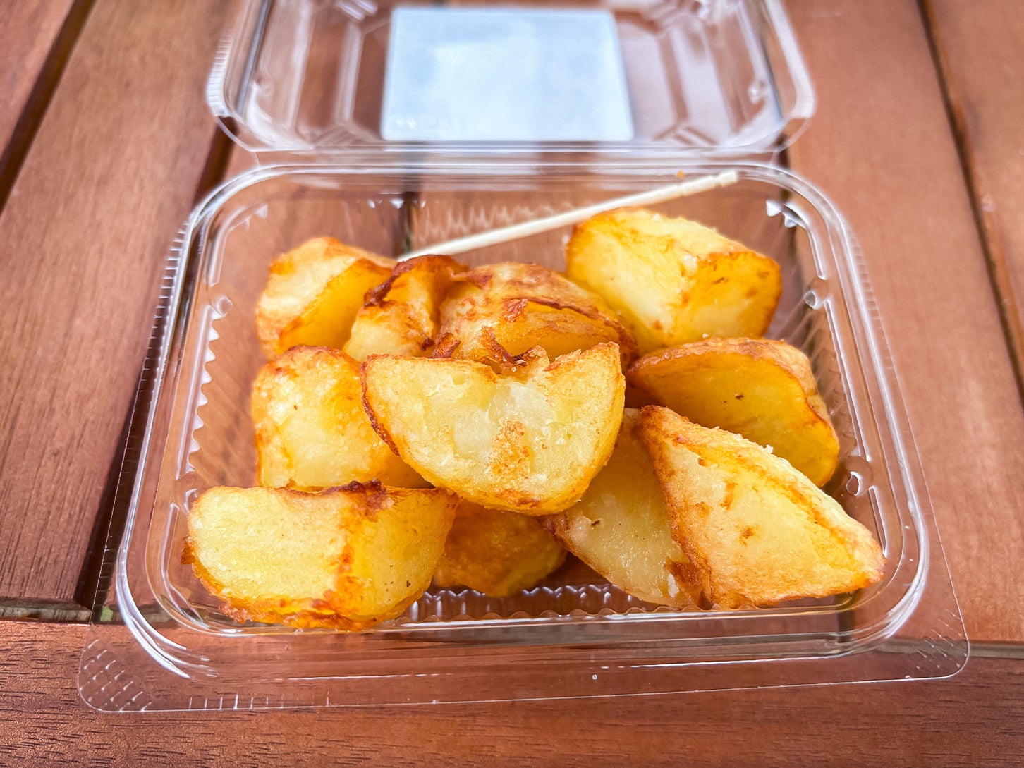 シンプルに揚げたジャガイモも、251キッチンで販売されています。こちらも1パック150円（税別）と大変リーズナブルです。