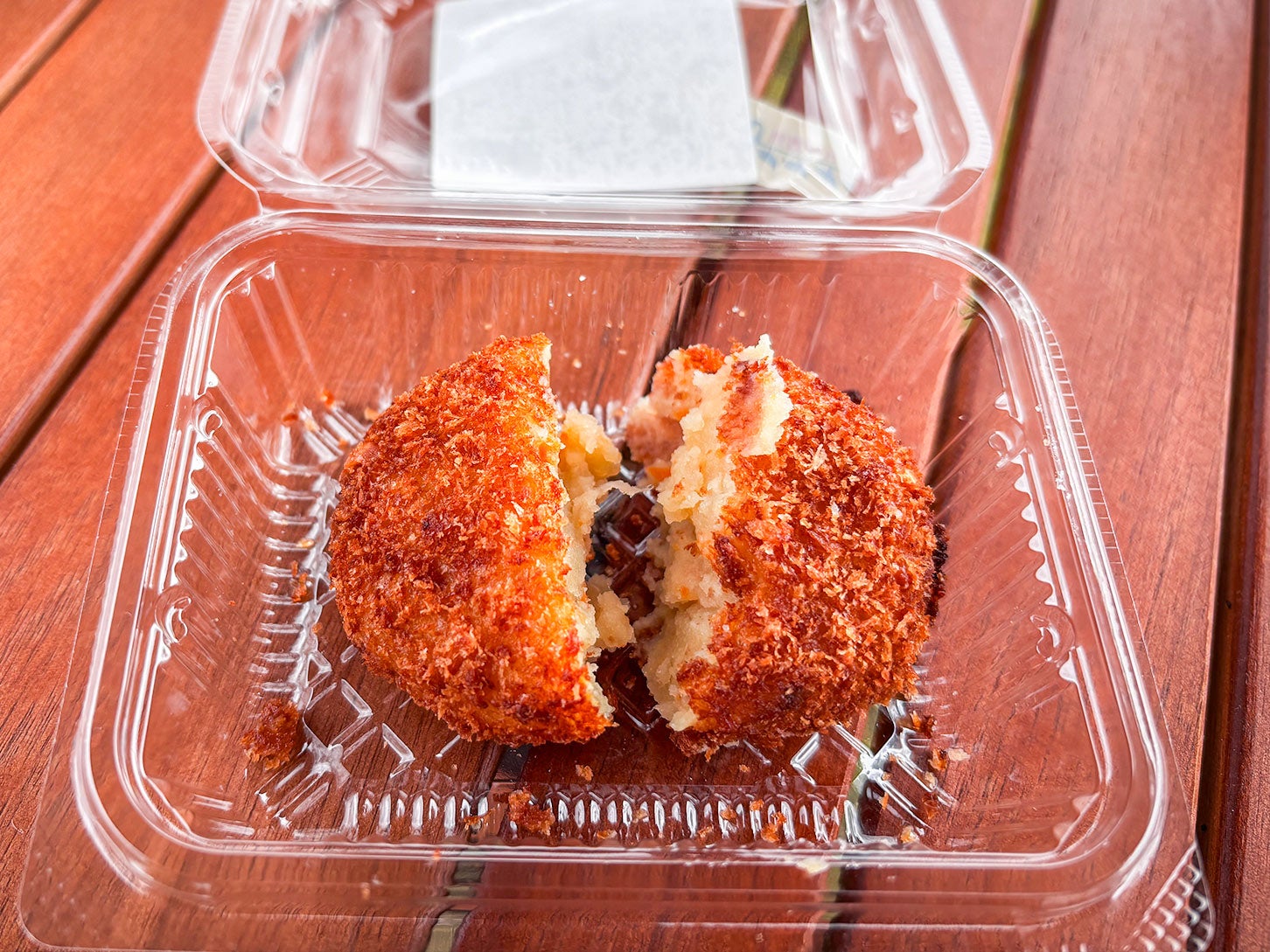 251キッチンにて1個100円（税別）で購入できる「峠のコロッケ」は、この施設を訪れたなら必ず味わってみてください！ この店舗ではコロッケ以外にも、すり身やチーズ、ウィンナー等を使った揚げ物が提供されています。