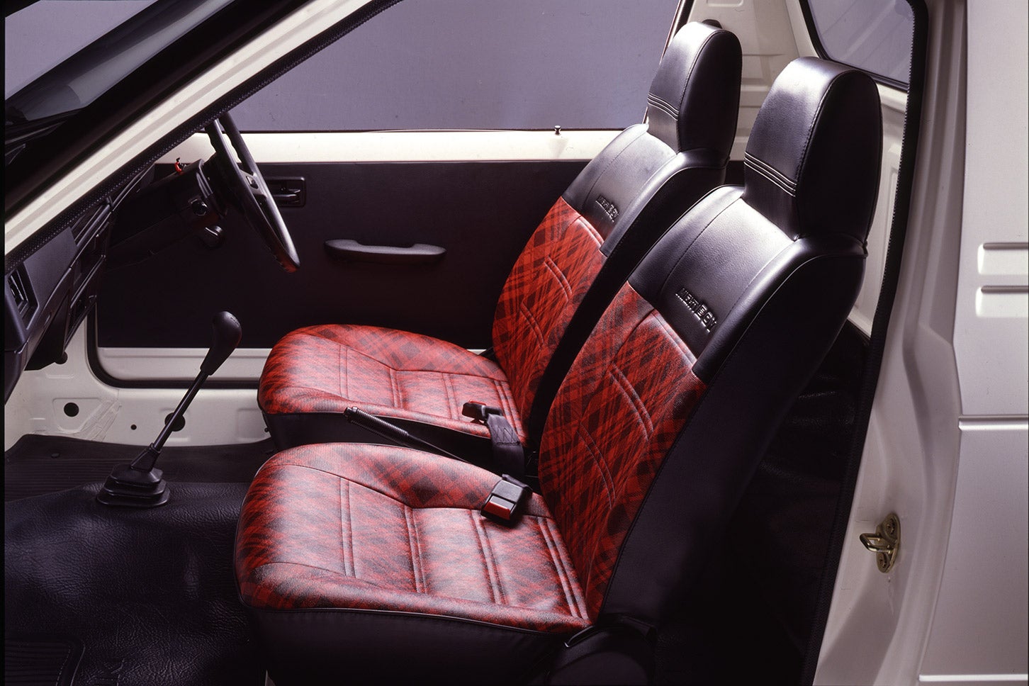 「金はないけど目立ちたい」というコピーを体現した、赤い布地に黒いストライプのシート。