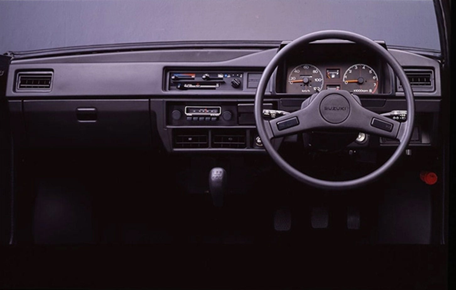 インパネは直線的かつシンプル。正面だけを見ている限り、軽トラックの雰囲気はない。