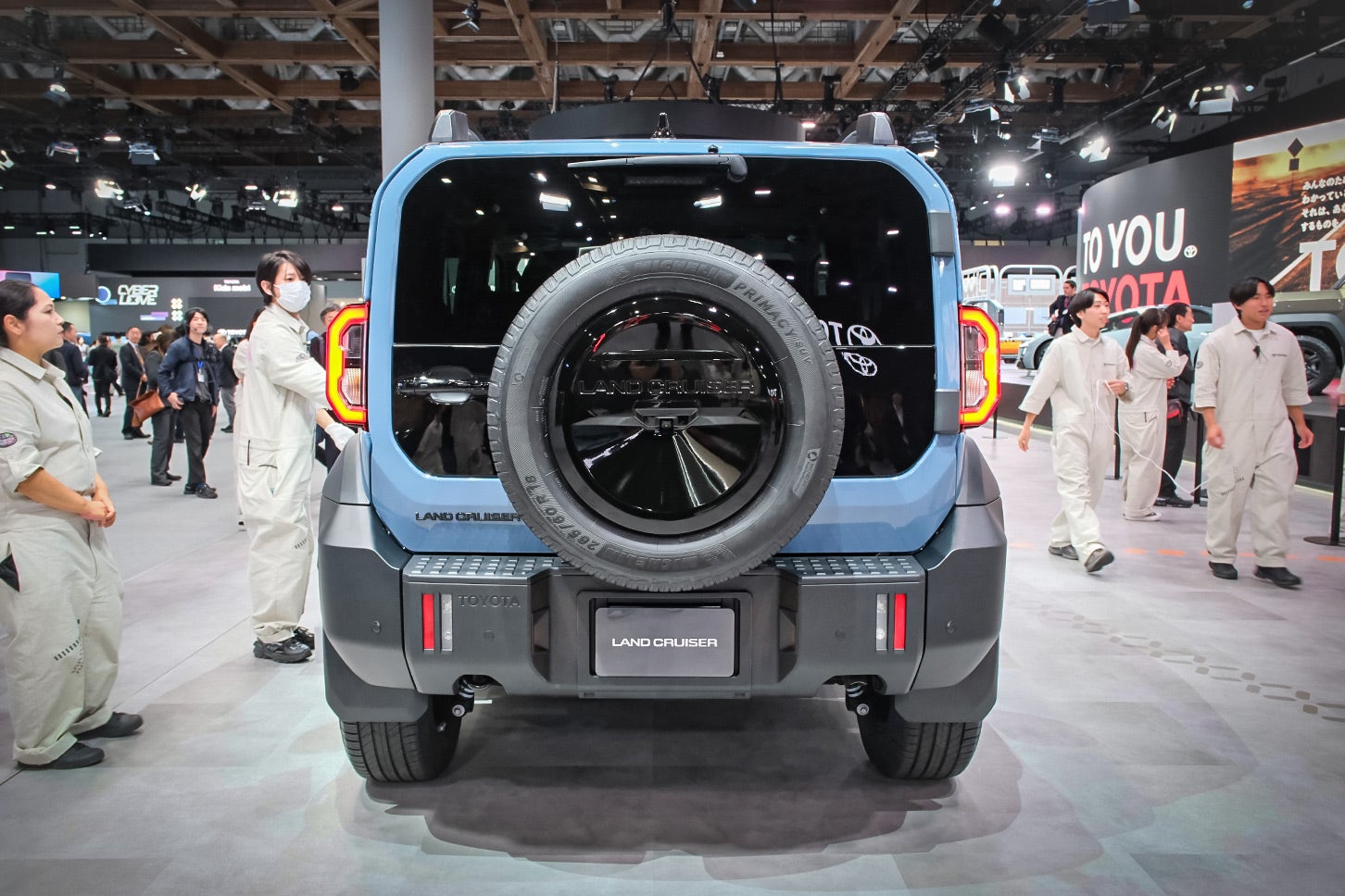 ランクルFJは特にリアビューにサイコロモチーフを感じますね。