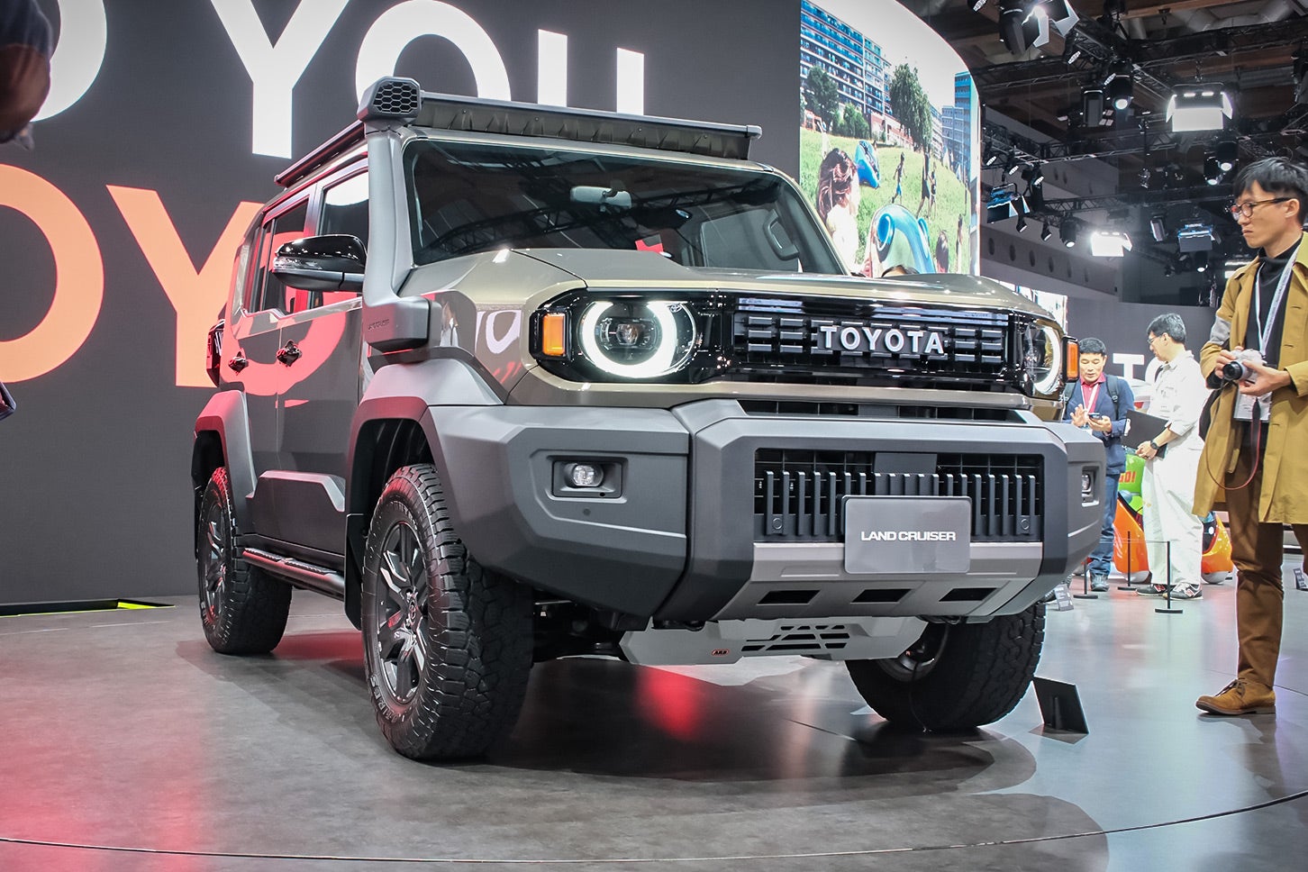 ランクルFJには、豊富なカスタムオプションが用意されるそうです。丸目ヘッドランプやルーフキャリアはもちろん、車体右側のAピラーに沿って突き出しているのは「スノーケル」です。これは、水深のある場所でも空気を吸い込めるよう、高い位置に吸気口を設けた、本格クロカン向けのオプションですね。