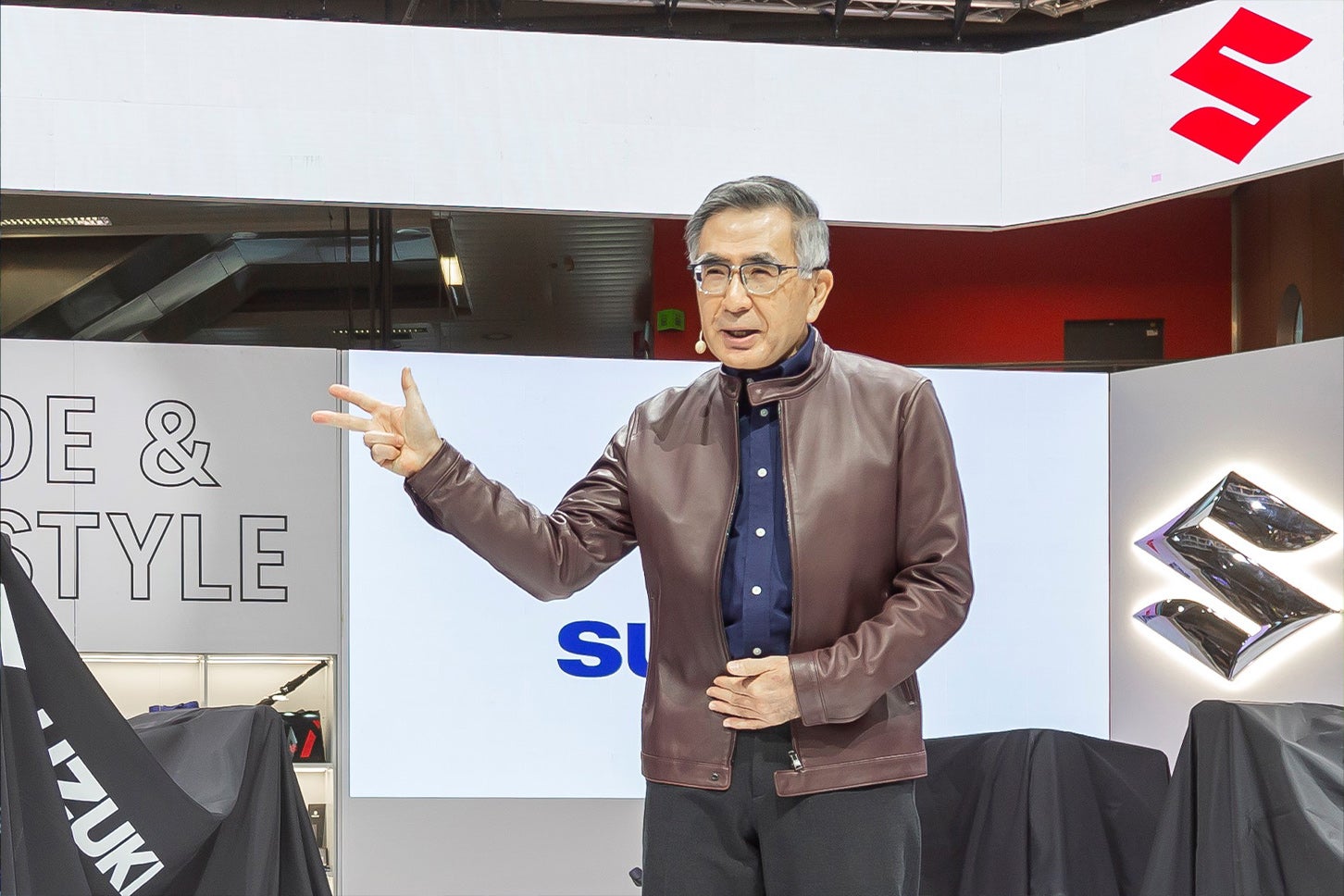 新型クロスオーバーモデル「SV-7GX」を発表した代表取締役社長の鈴木俊宏氏。