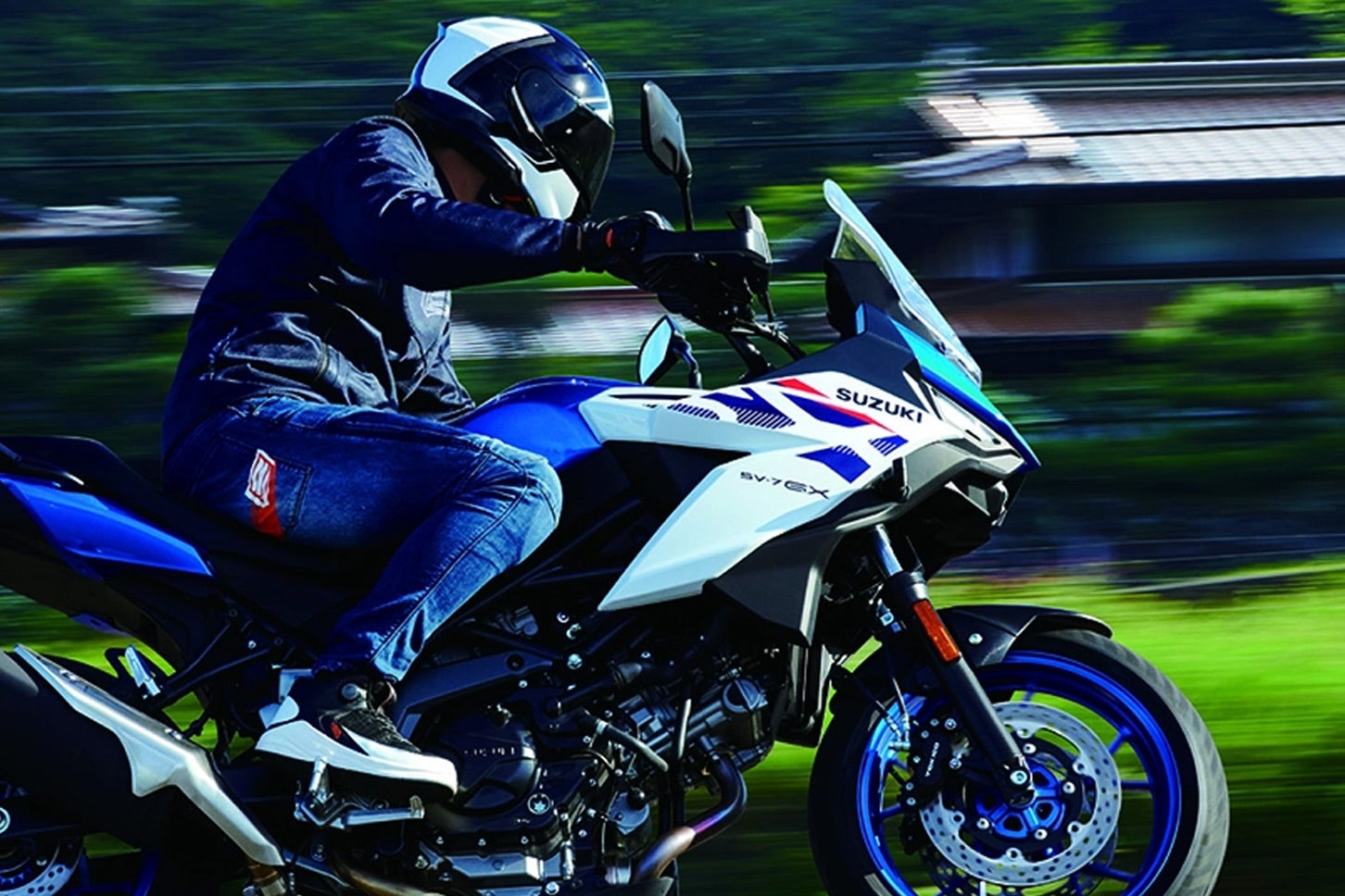 スズキが新型ミドルツアラーバイク「SV-7GX」を発表！ 高評価SV650