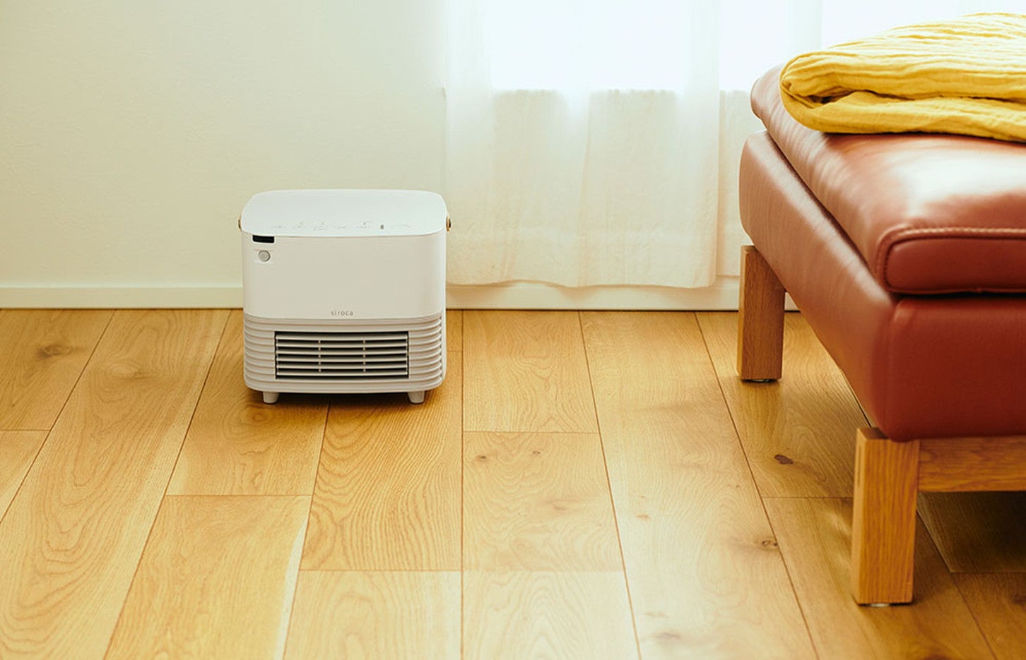 車中泊で使いやすいコンパクトなセラミックヒーターも多い（画像提供：シロカ株式会社）