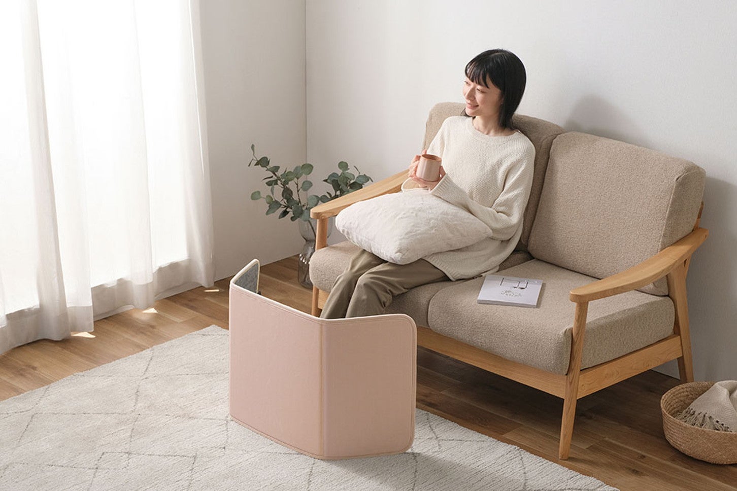 パネルヒーターは脚や背中をピンポイントで温めたいときに◎（画像提供：アイリスオーヤマ株式会社）