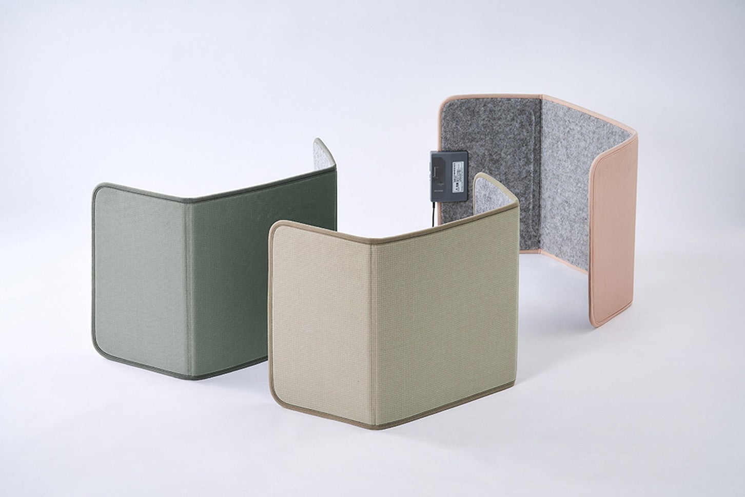 アイリスオーヤマの「デスクパネルヒーター」は落ち着いたカラーリングも魅力（画像提供：アイリスオーヤマ株式会社）