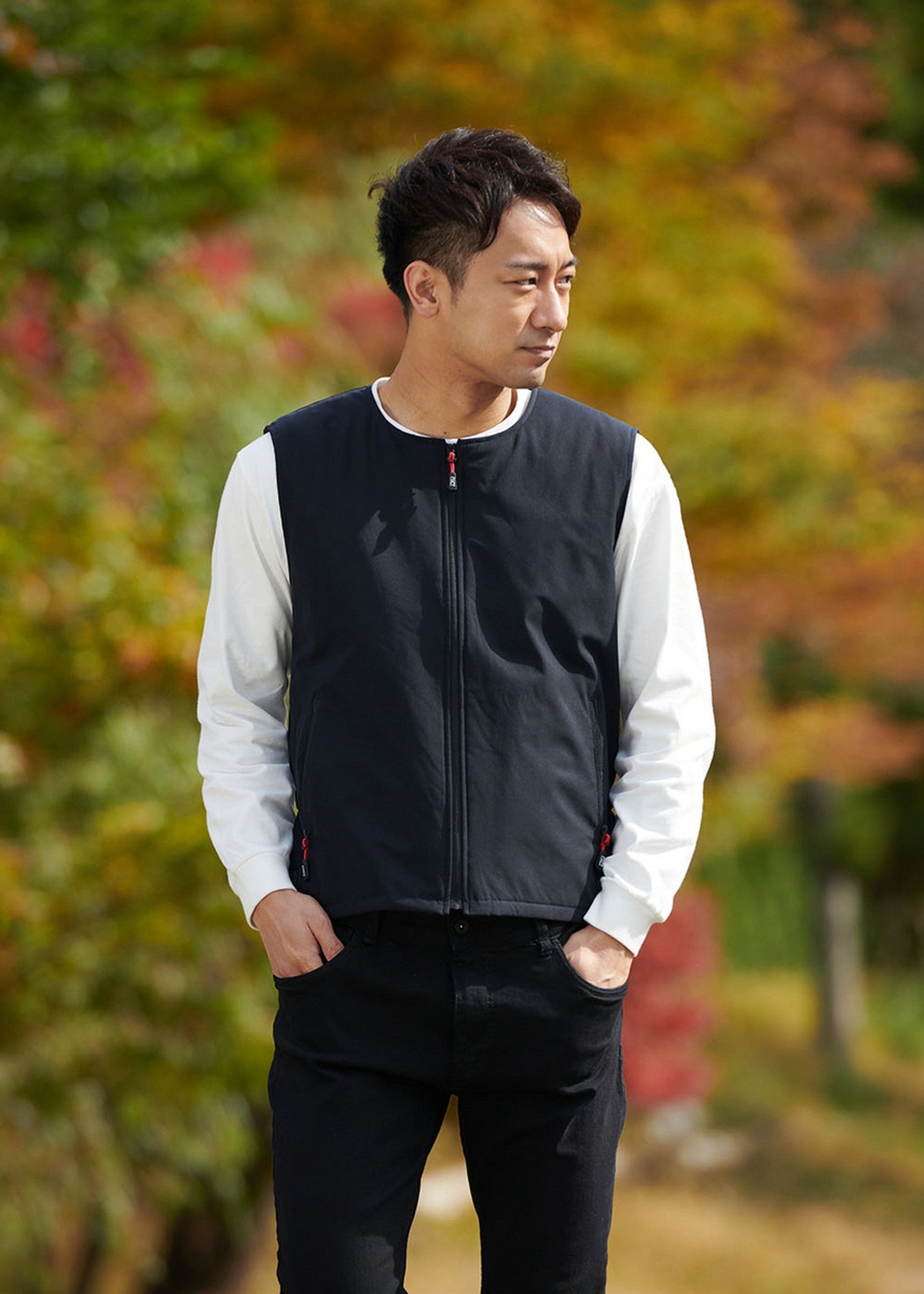 ヒートベストは重ね着しやすく外出時にも重宝する（画像提供：アイリスオーヤマ株式会社）