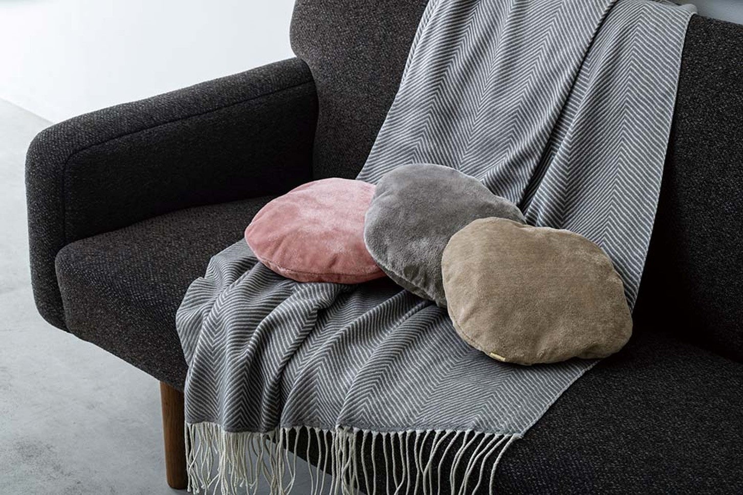 THREEUP（スリーアップ）の「蓄熱式 エコ湯たんぽ ぬくぬく（フランネルVer.）」は１回の蓄熱で長時間使える優れもの（画像提供：スリーアップ株式会社）