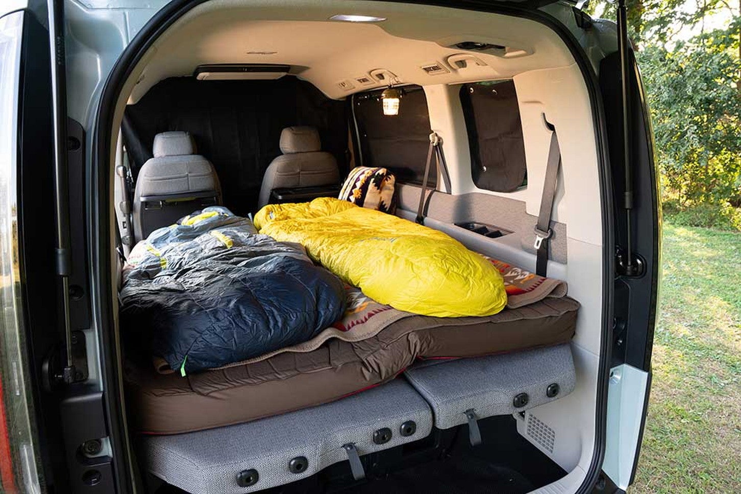 寝袋やマットはアウトドア用のものだと収納や持ち運びに便利