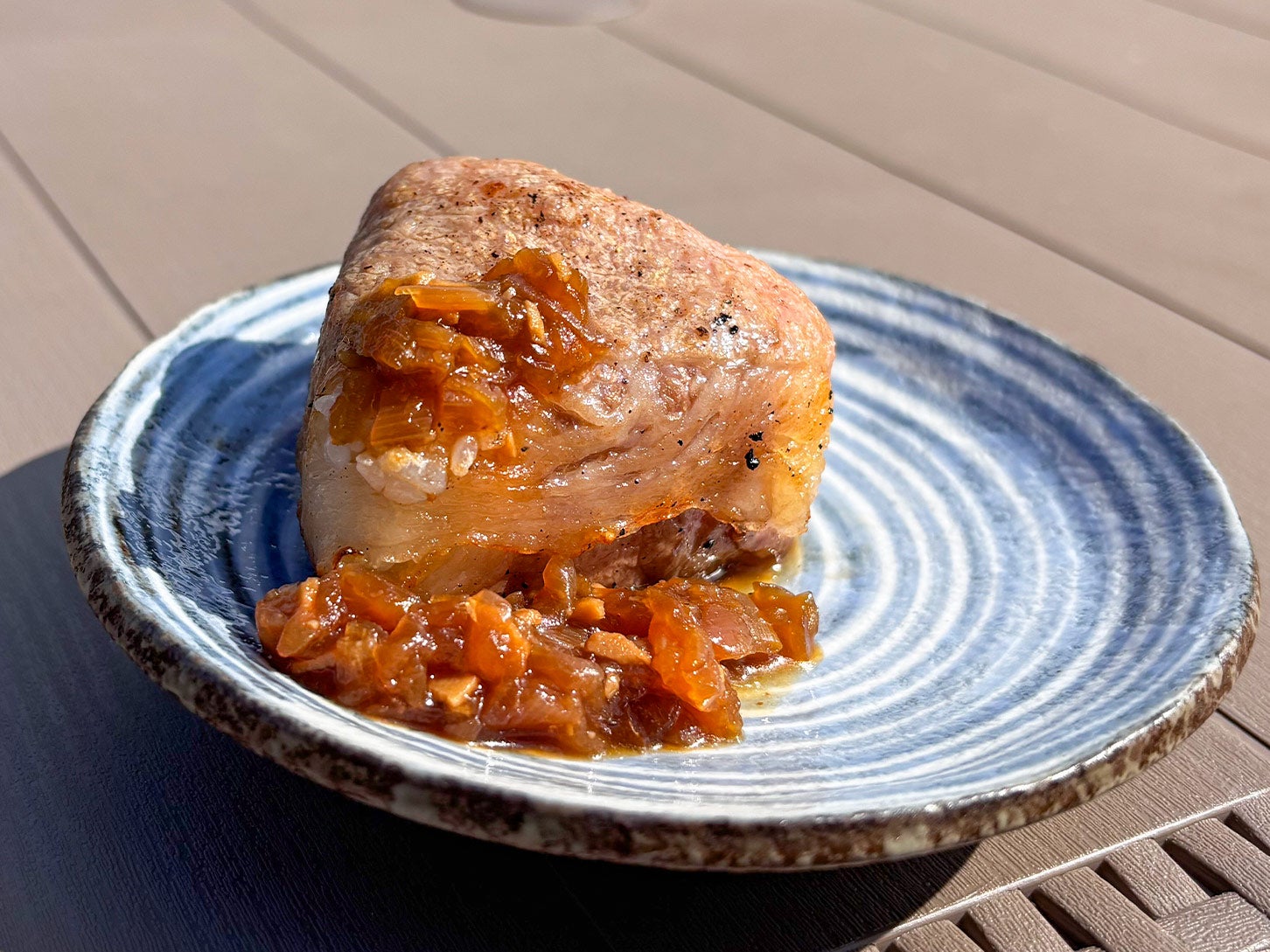 2024年&2025年の“道-1グランプリ”で3位に入賞した「淡路和牛肉巻きおむすび」（税込750円）。ごはんに巻かれているのは最高級A5ランクの淡路和牛なんです！