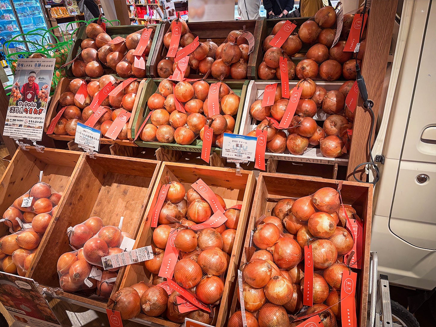 淡路島産の玉ねぎは、甘さとみずみずしさが特徴です。生のままサラダに使っても、その甘みをしっかり感じられます。