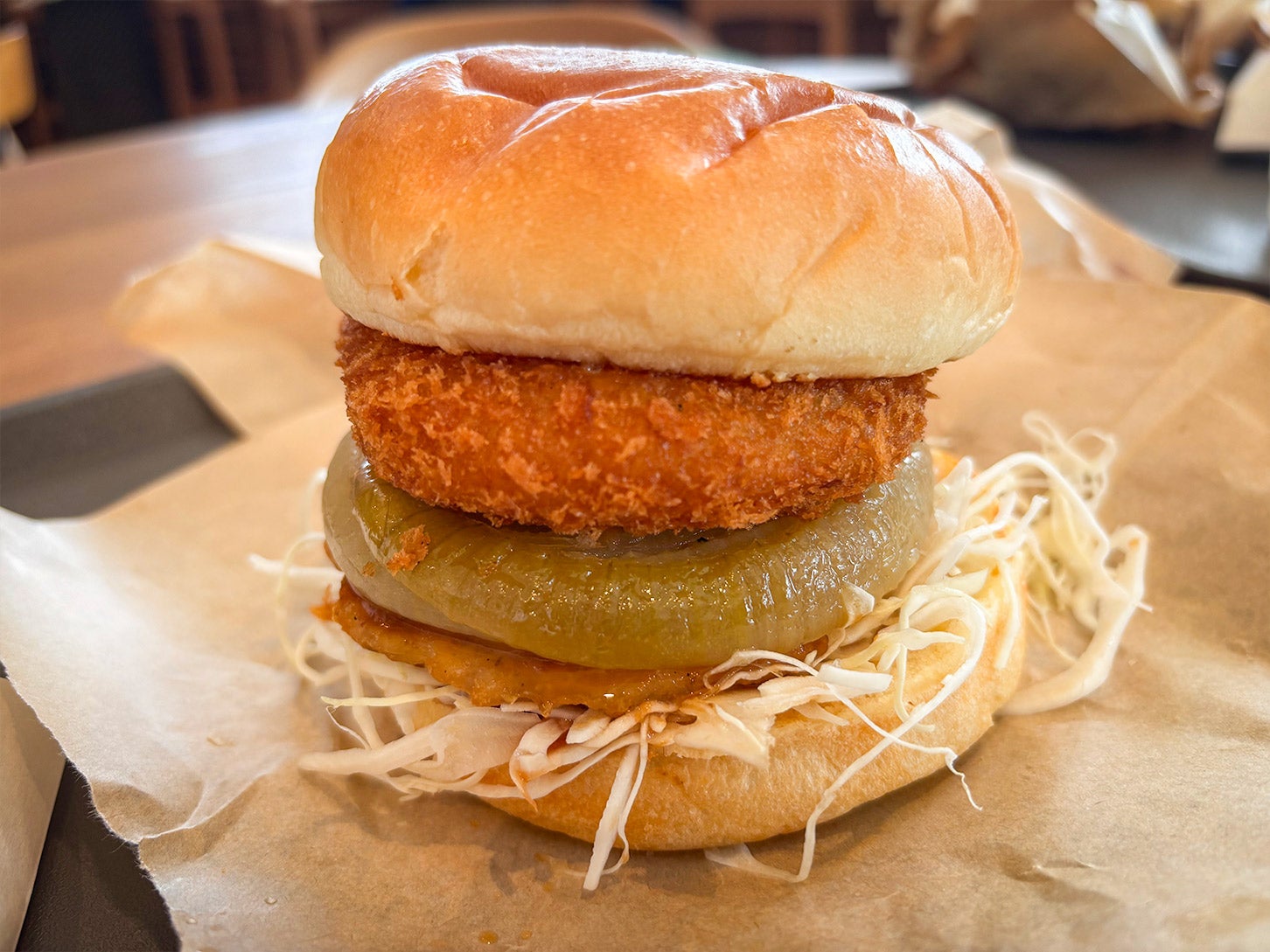 「あわじ島オニオングラタンバーガー PREMIUM」（税込1400円）。こちらは2014年“全国ご当地バーガーグランプリ”で2位を受賞したバーガーの進化版。淡路鶏のパティに、グリルオニオン、グラタンコロッケが乗り、チーズソースと肉味噌がアクセントになっています！