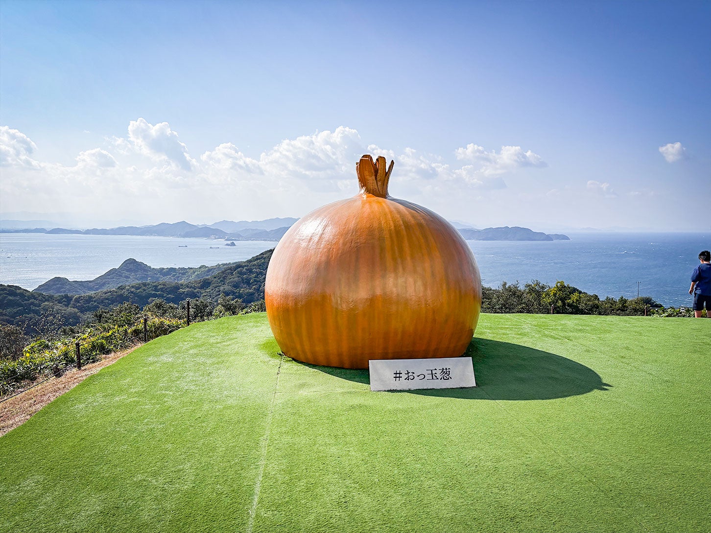 道の駅 うずしおから車で約5分の距離に、「うずの丘 大鳴門橋記念館」があります。こちらは同施設内に置かれた巨大な玉ねぎのオブジェ「おっ玉葱」です。高さ2.8mもあるんですよ！