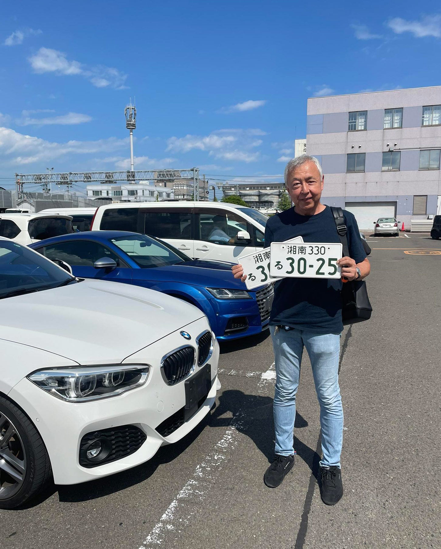 湘南ナンバーを取り外し、愛車のBMW 118dとお別れする山崎氏。