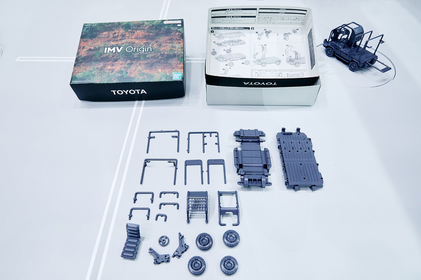 バンダイスピリッツ製の1/24スケープラモデル「トヨタ IMVオリジン」のキット内容。