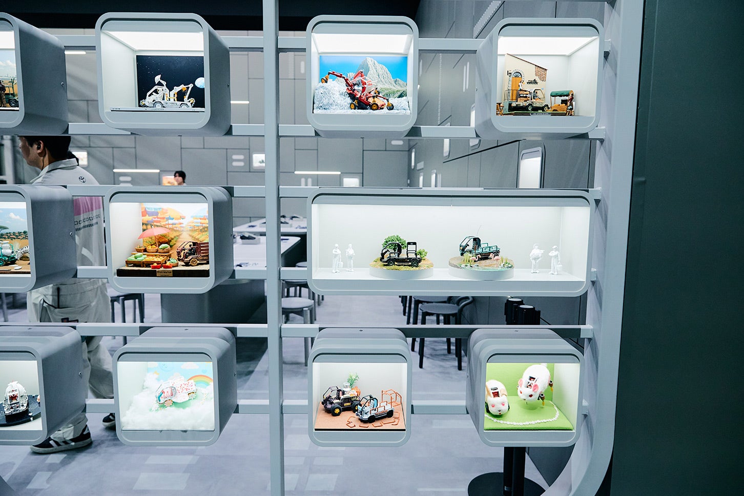 プラモデル「トヨタ IMVオリジン」の作例がいくつも並べられていた。作るの楽しそう！